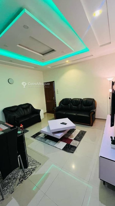 Studio meublé d'une pièce avec cuisine équipée et commodités essentielles