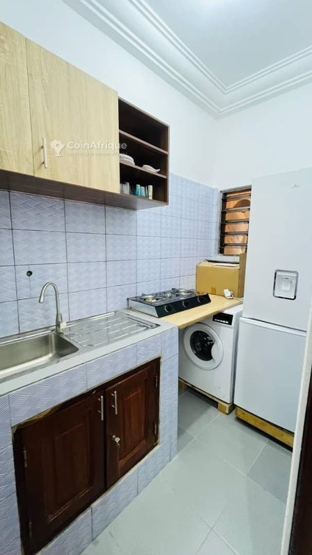 Studio meublé d'une pièce avec cuisine équipée et commodités essentielles