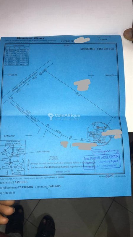 Terrain d'un hectare avec titre foncier personnel en zone urbaine stratégique
