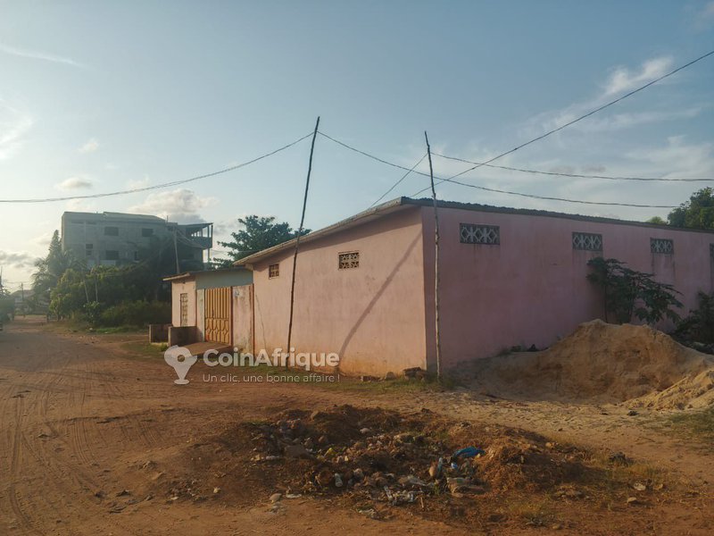 Terrain exceptionnel de 1056 m² avec clôture, forage et titre foncier personnel