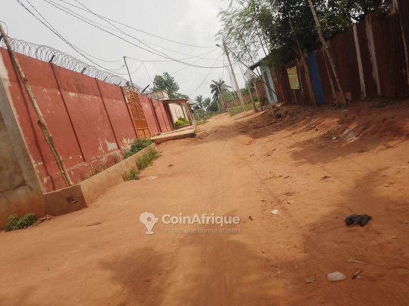 Maison de 3 pièces avec papiers légaux et toiture achevée en angle de rue