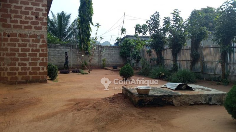 Maison de 3 pièces avec papiers légaux et toiture achevée en angle de rue