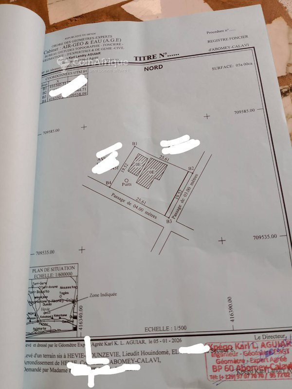 Maison de 3 pièces avec papiers légaux et toiture achevée en angle de rue