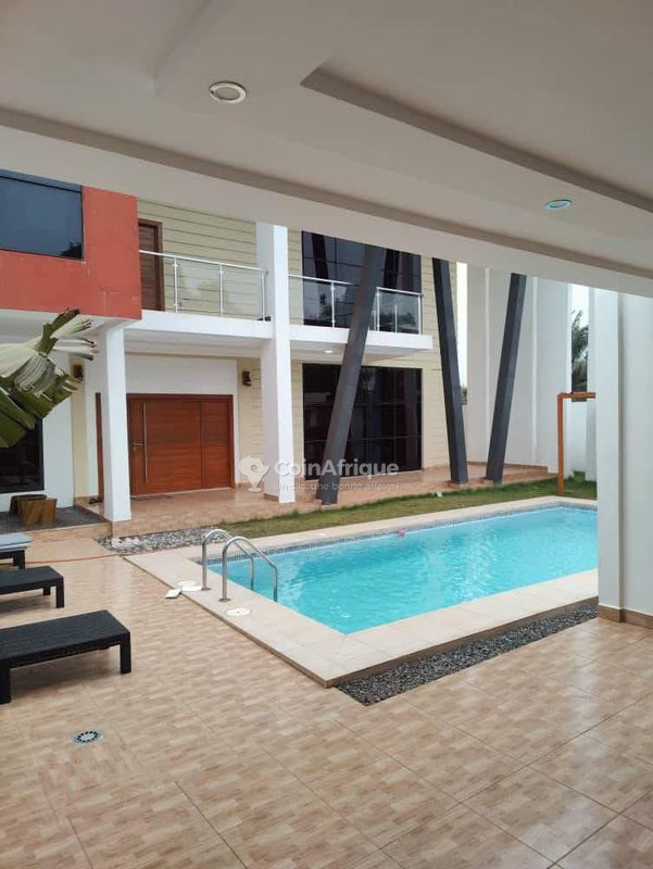 Villa luxueuse de 5 pièces avec piscine et espaces verts