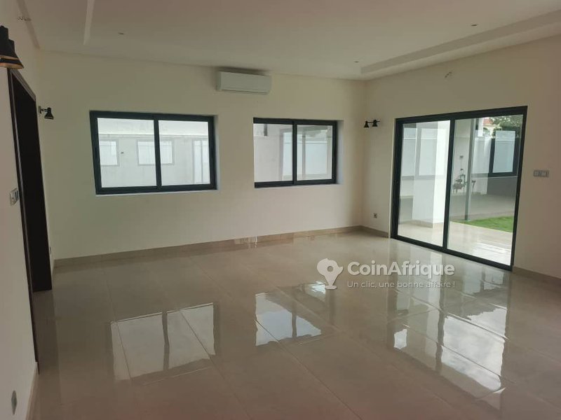 Villa luxueuse de 6 pièces avec jardin et garage double à Akpakpa
