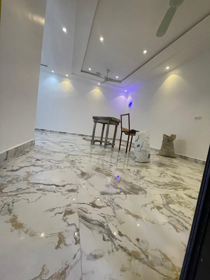 Appartement de 2 pièces avec sanitaires haut standing et véranda spacieuse
