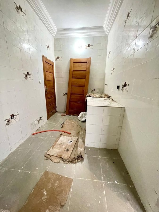 Appartement de 2 pièces avec sanitaires haut standing et véranda spacieuse