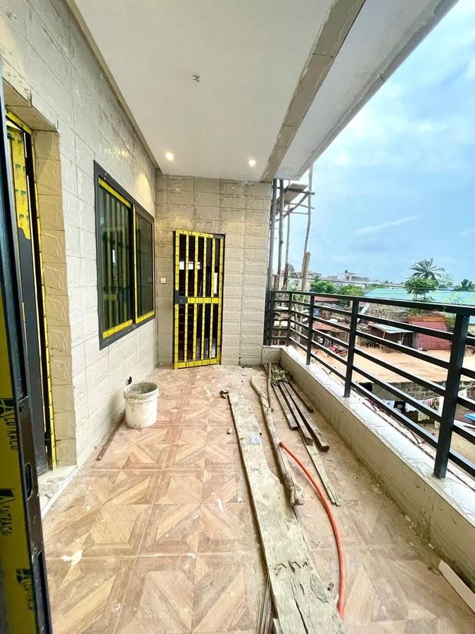Appartement de 2 pièces avec sanitaires haut standing et véranda spacieuse