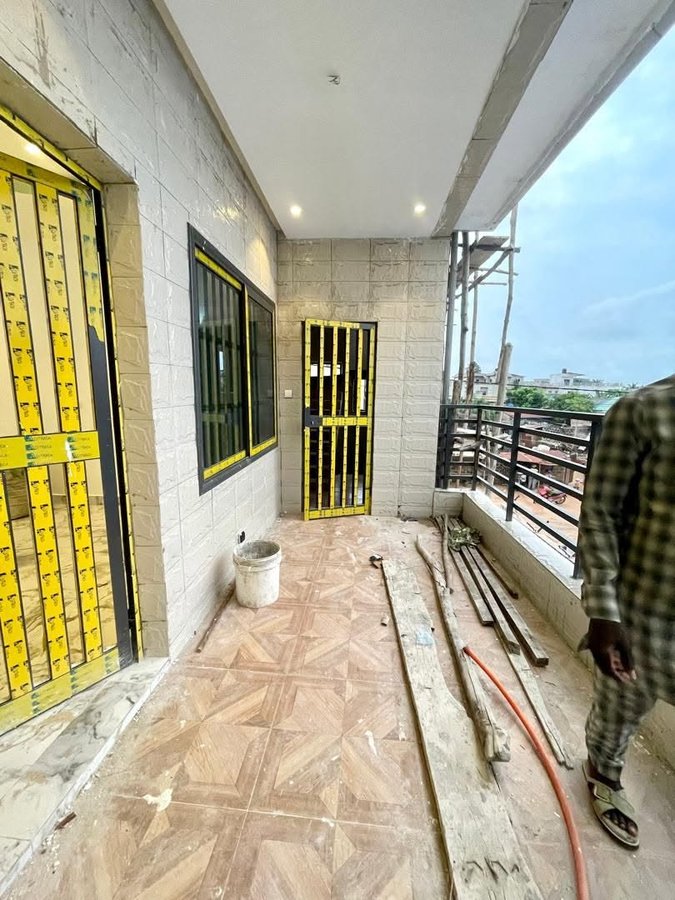 Appartement de 2 pièces avec sanitaires haut standing et véranda spacieuse