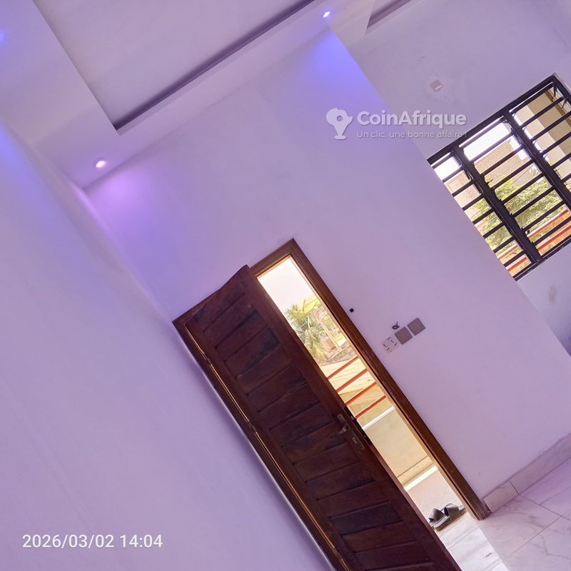 Villa chambre-salon haut standing avec équipements modernes et rangements intégrés