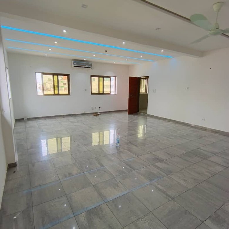 Appartement moderne de 3 pièces avec entrée personnelle et balcon