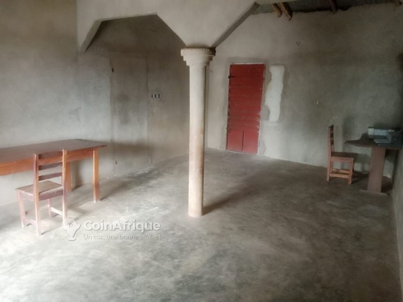 Maison et Bar Côte à Côte - Espace Généreux et Opportunité Commerciale