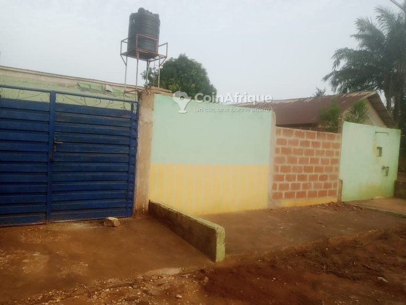 Maison et Bar Côte à Côte - Espace Généreux et Opportunité Commerciale