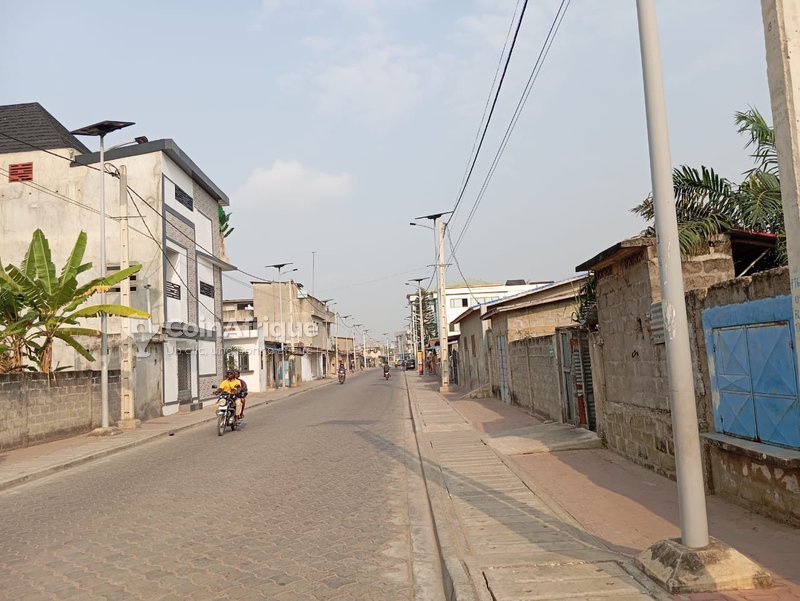 Terrain clôturé de 437 m² avec titre foncier en angle de rue