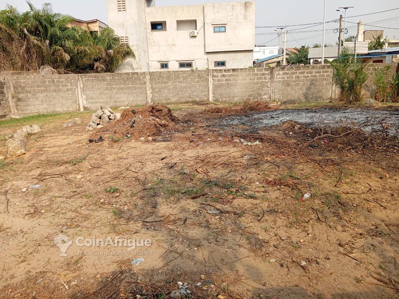 Terrain clôturé de 437 m² avec titre foncier en angle de rue