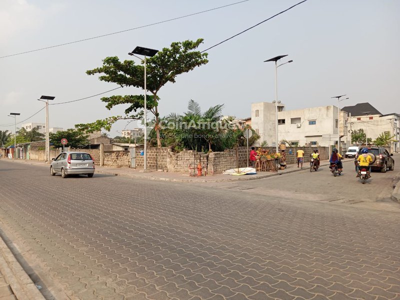 Terrain clôturé de 437 m² avec titre foncier en angle de rue