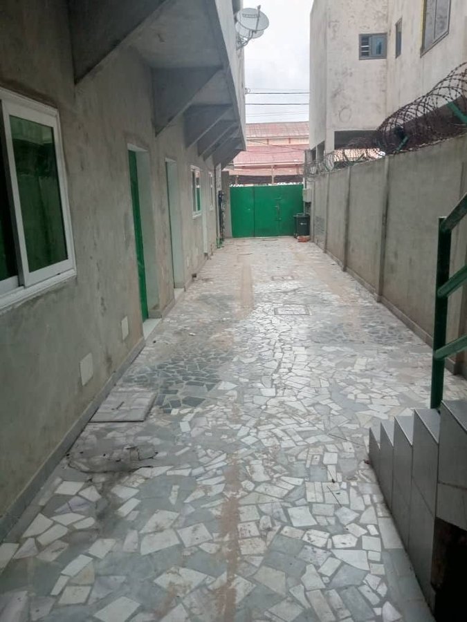 Appartement 2 pièces avec couloirs rénovés et accès véhicule tout-terrain