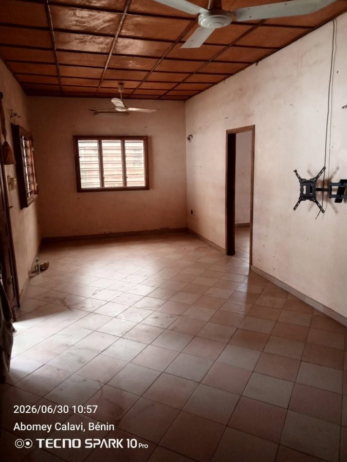 Maison spacieuse de 5 pièces avec boutiques et entrée privée