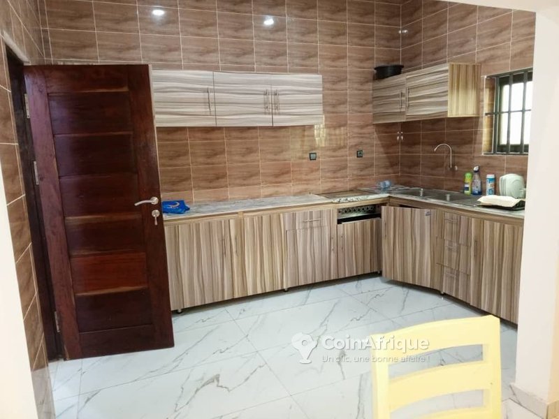 Appartement meublé de 5 pièces avec climatisation, balcon spacieux et garage double