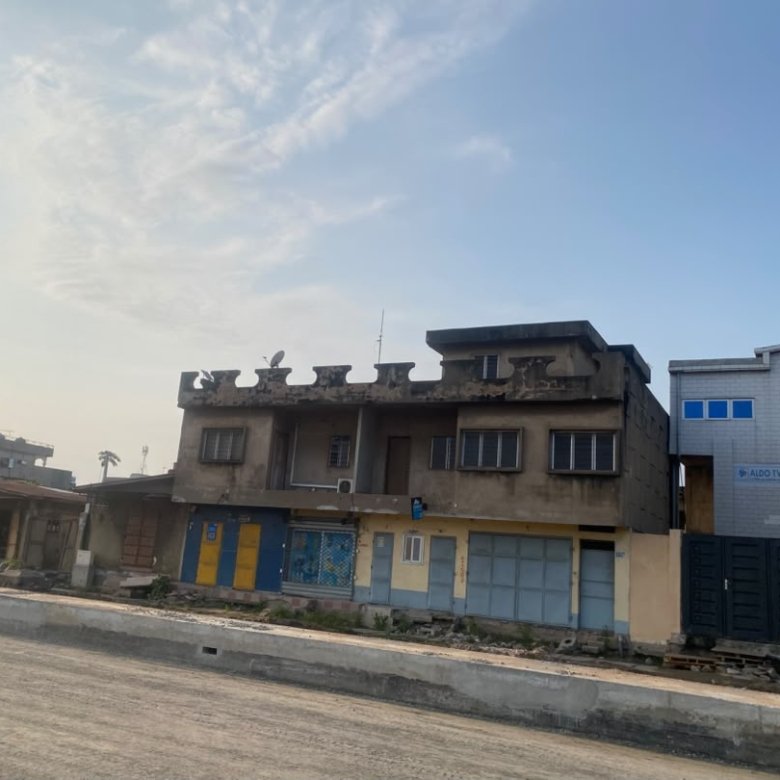 Terrain de 337 m² avec emplacement stratégique en bordure de voie principale - Idéal pour projet commercial ou immobilier