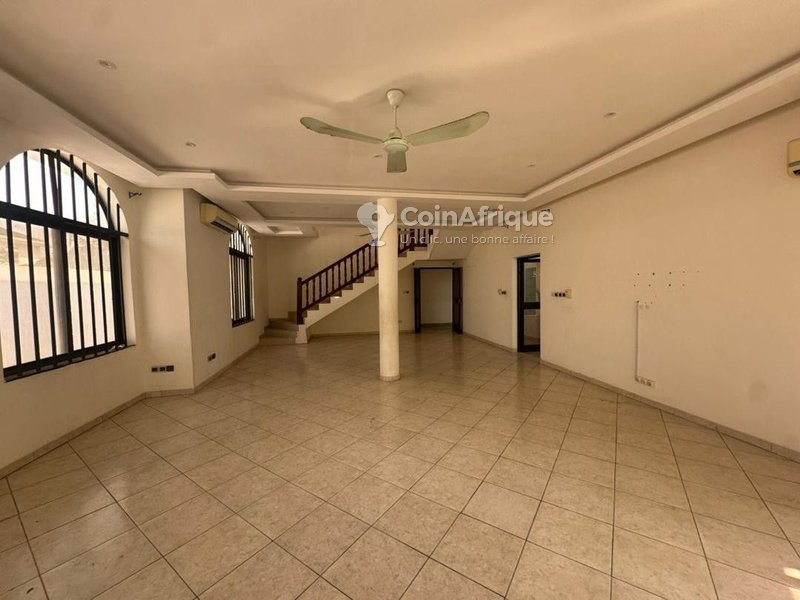 Villa de 4 pièces avec climatisation, jardin et terrasse en hauteur