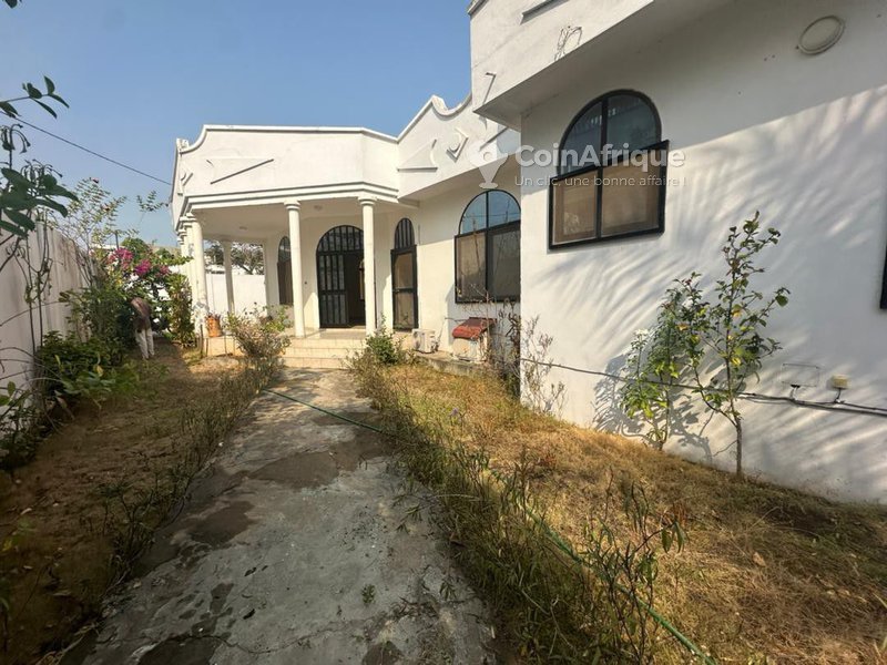 Villa de 4 pièces avec climatisation, jardin et terrasse en hauteur