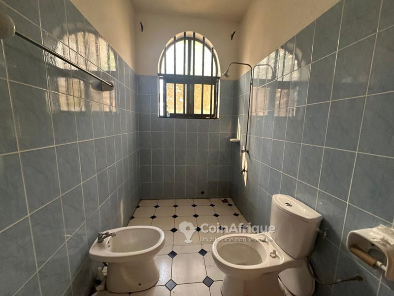 Villa de 4 pièces avec climatisation, jardin et terrasse en hauteur