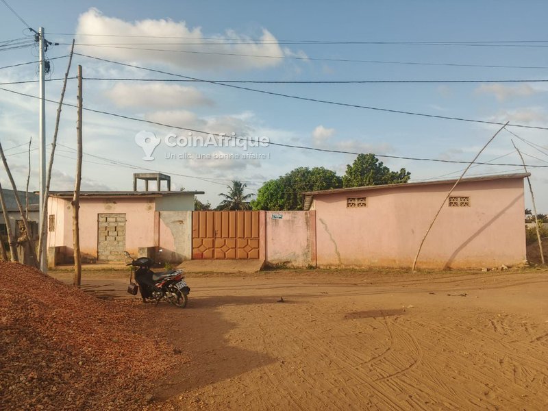 Terrain exceptionnel de 1056 m² avec titre foncier personnel, clôturé et bien situé