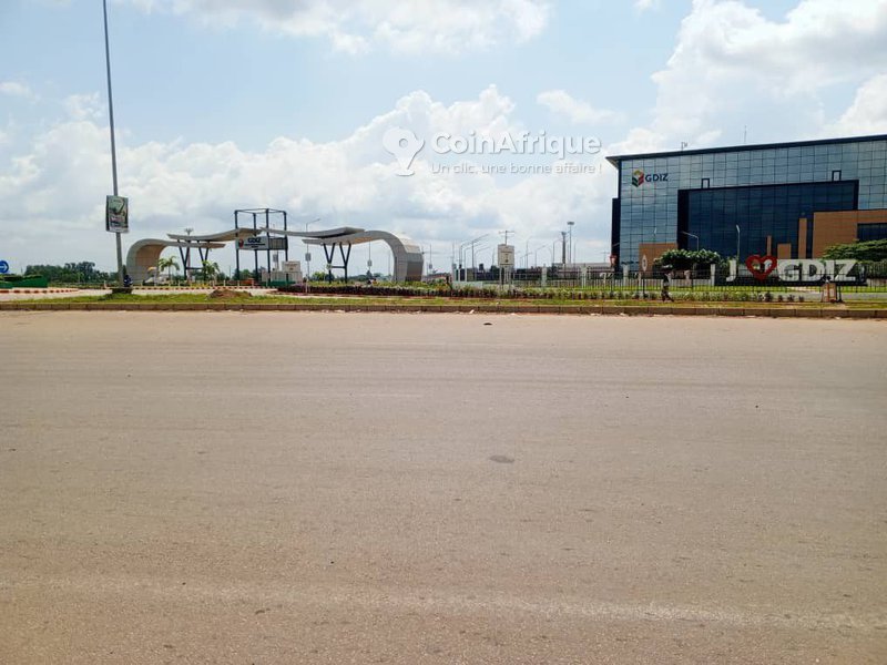 Terrain de 450 m² avec Titre Foncier (TF) - Opportunité à saisir