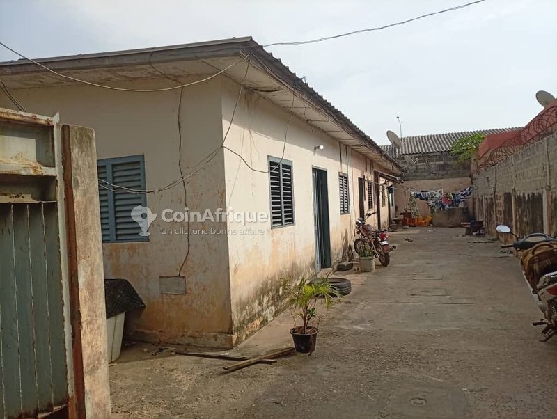 Maison locative de 3 chambres avec salon et sanitaires - Proximité immédiate des commodités