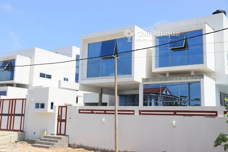 Villa luxueuse de 5 pièces avec piscine et jardin spacieux