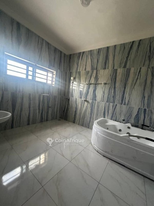 Villa luxueuse de 7 pièces avec grande piscine et jardin spacieux