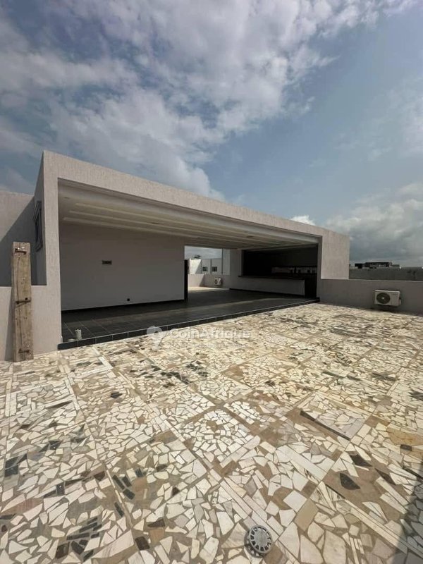 Villa luxueuse de 7 pièces avec grande piscine et jardin spacieux