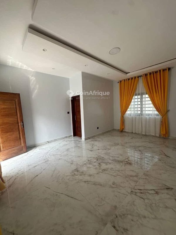 Villa luxueuse de 7 pièces avec grande piscine et jardin spacieux