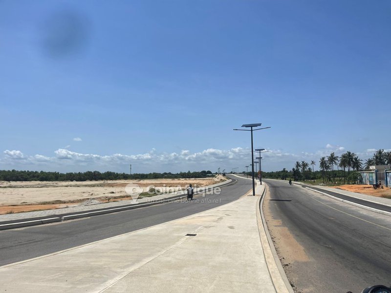Terrain prêt à bâtir de 350 m², clôturé et idéalement situé près d'Adounko Plage