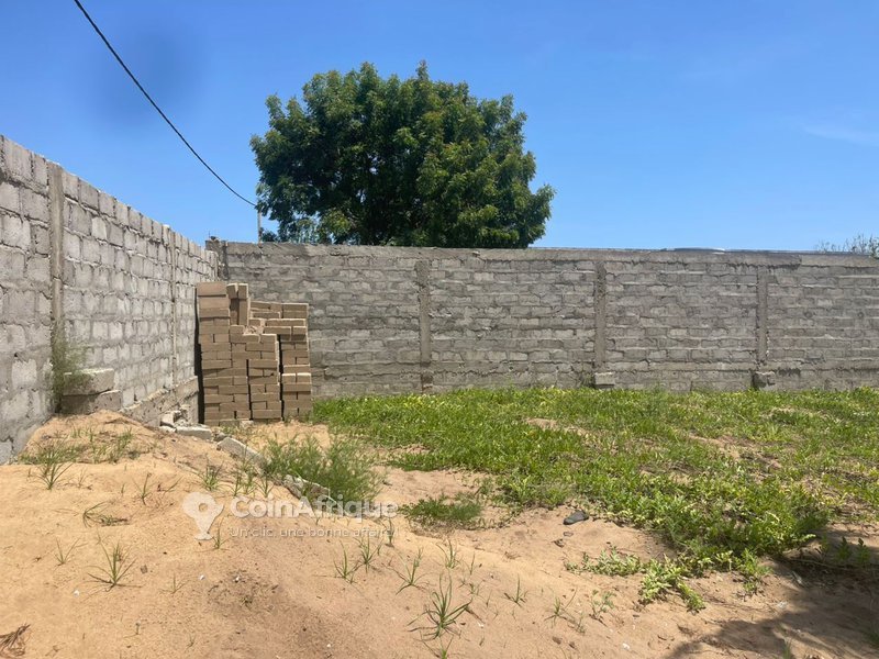 Terrain prêt à bâtir de 350 m², clôturé et idéalement situé près d'Adounko Plage