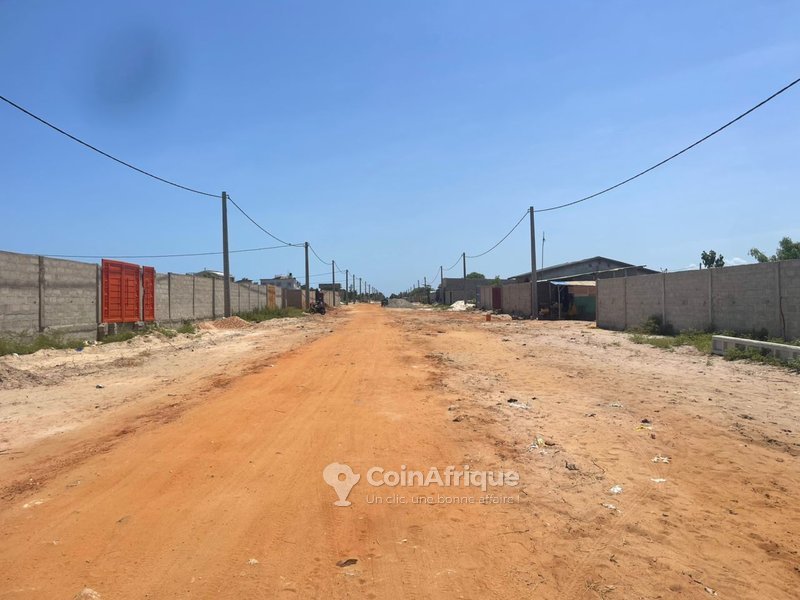 Terrain prêt à bâtir de 350 m², clôturé et idéalement situé près d'Adounko Plage