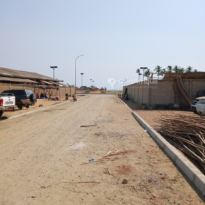 Terrain exceptionnel de 698 m² avec documents légaux complets et proximité immédiate de l'océan Atlantique