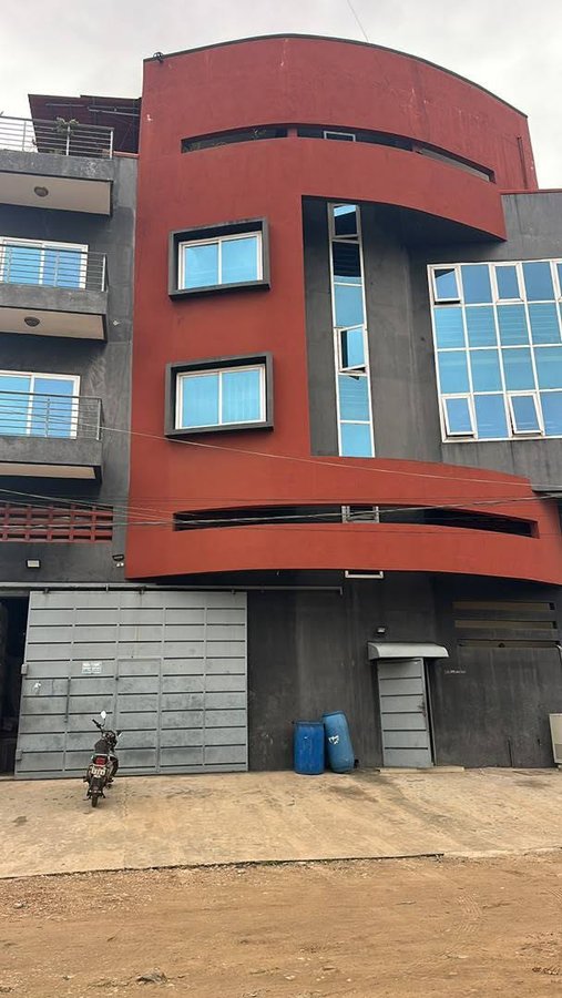Immeuble locatif R+3 avec 18 chambres et titre foncier personnel
