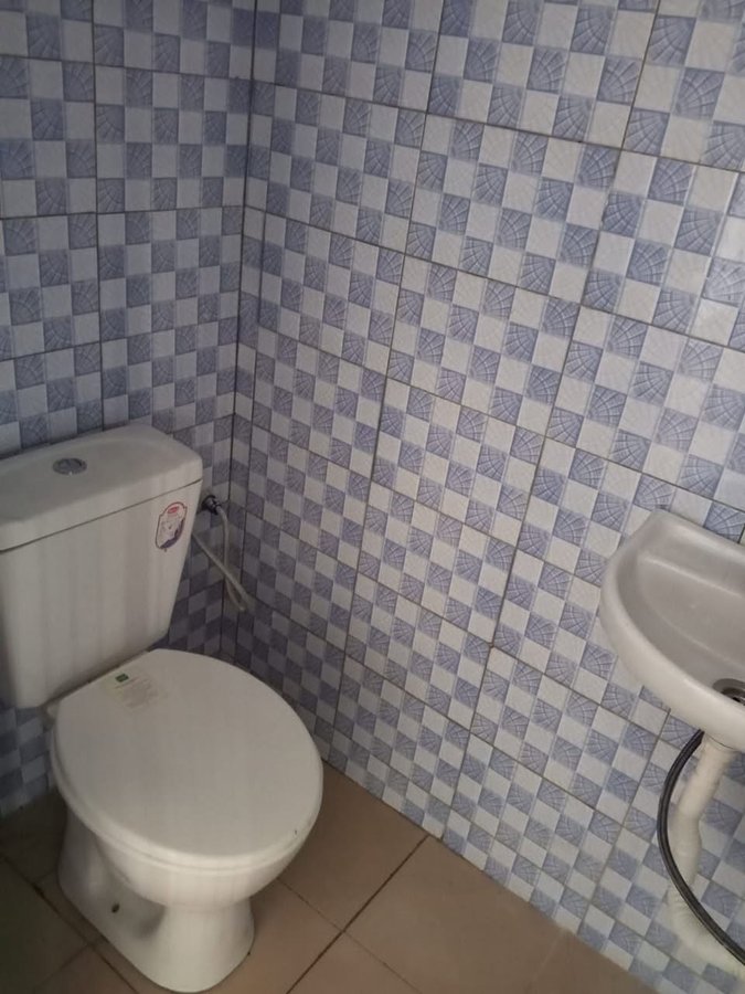 Magasin spacieux à l'étage avec équipements modernes et accès pratique