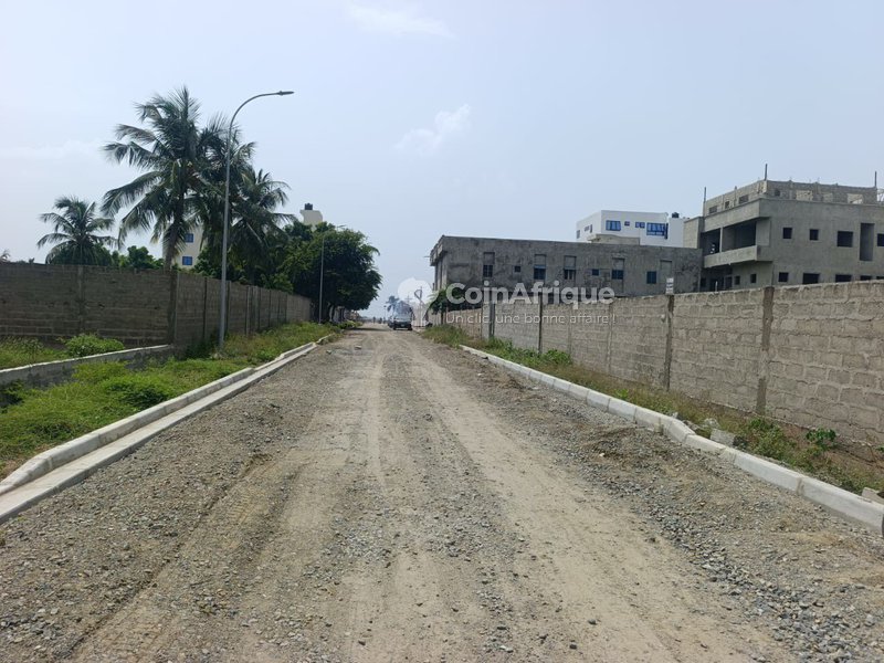 Terrain exceptionnel de 3472m² avec titre foncier personnel et domaine clôturé