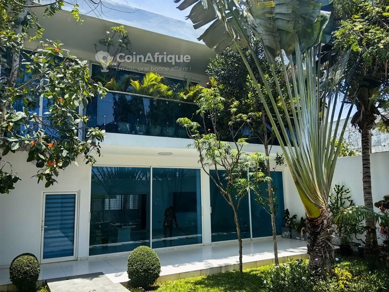Villa luxueuse de 4 pièces avec garage double et duplex à Fidjrossè