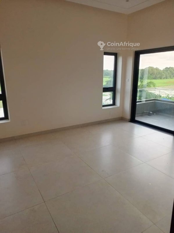 Villa luxueuse de 4 pièces avec piscine et jardin spacieux
