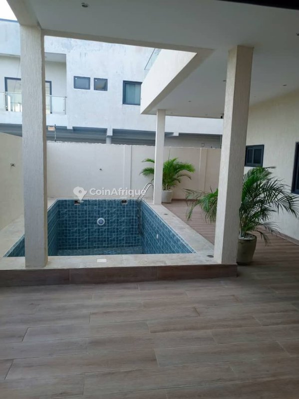 Villa luxueuse de 4 pièces avec piscine et jardin spacieux