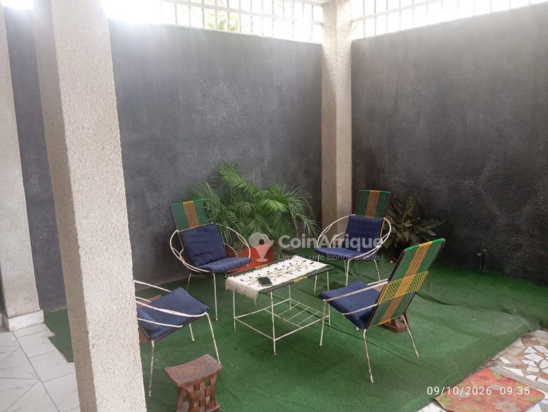 Appartement meublé de 2 pièces avec terrasse et garage double en environnement calme et sécurisé