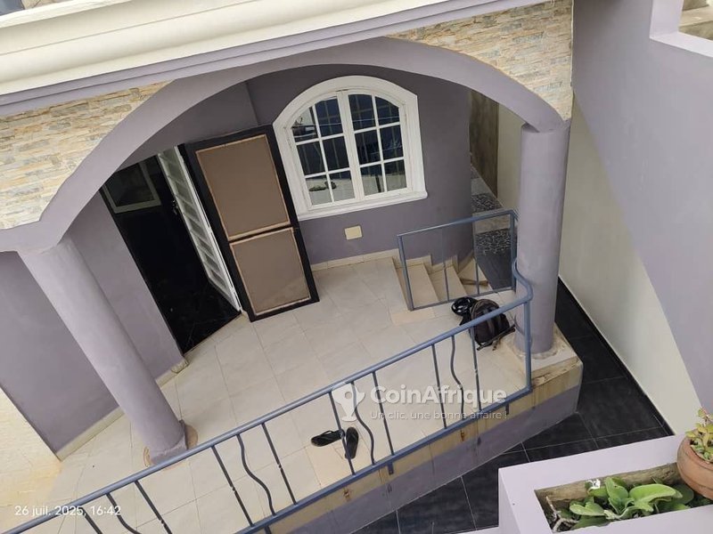 Villa luxueuse de 3 chambres avec fondations R+2 et espaces spacieux en zone résidentielle