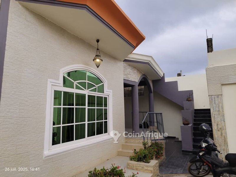 Villa luxueuse de 3 chambres avec fondations R+2 et espaces spacieux en zone résidentielle