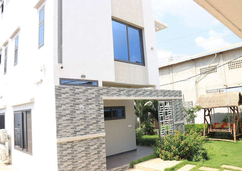 Villa meublée de 4 pièces avec parking, espace vert et vue dégagée