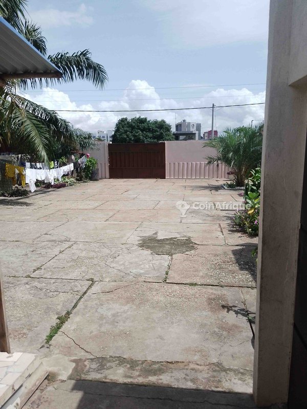 Villa luxueuse de 5 pièces avec garage spacieux et documents complets