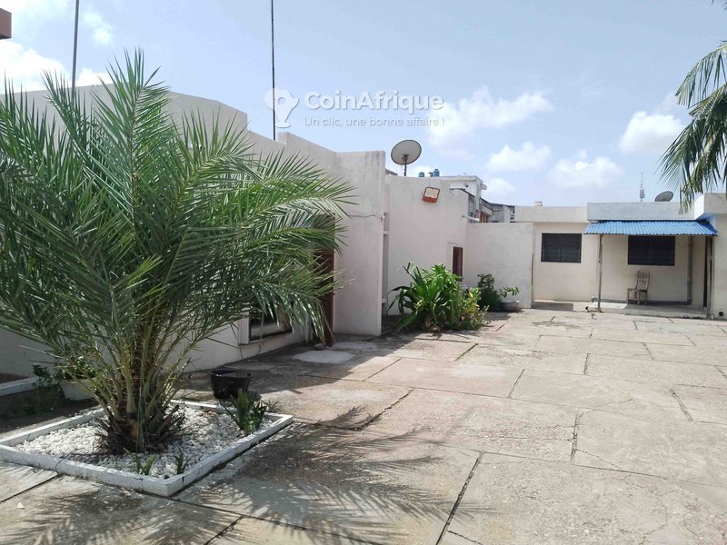 Villa luxueuse de 5 pièces avec garage spacieux et documents complets